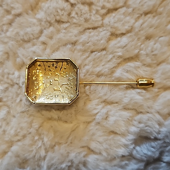 #0118 Beautiful gold tone pin - Picture 1 of 3